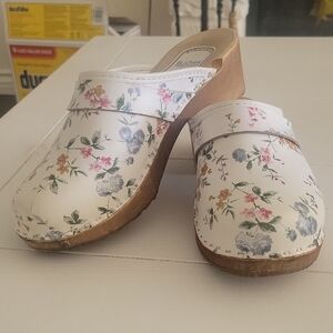 Linnea Wood Open Black Flower Print Leather Clogs